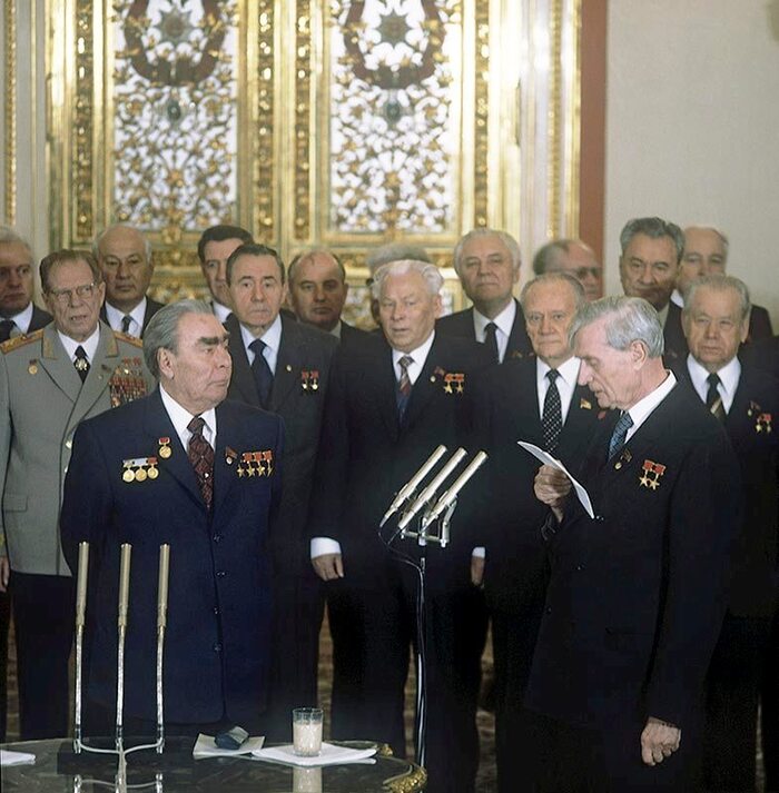 18 декабря 1981 года Леониду Ильичу вручили четвёртую звезду Героя Советского Союза. Фото Питера Марлоу.