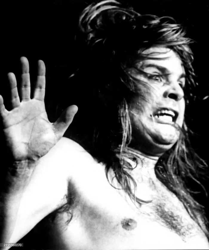 Оззи Осборн выступает на стадионе Вейл Парк, домашней арене футбольного клуба Порт Вейл, в Стаффордшире, 1 августа 1981 года. Оззи Осборн выступает на стадионе Вейл Парк, домашней арене футбольного клуба Порт Вейл, в Стаффордшире, 1 августа 1981 года.