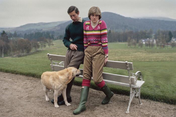 Принц Чарльз и леди Диана Спенсер (впоследствии Диана, принцесса Уэльская) проводят фотосессию со своей собакой Харви в поместье Крейгован в Балморале, Шотландия, 6 мая 1981 года. Это была их первая официальная фотосессия после помолвки. Фото Тима Грэма.