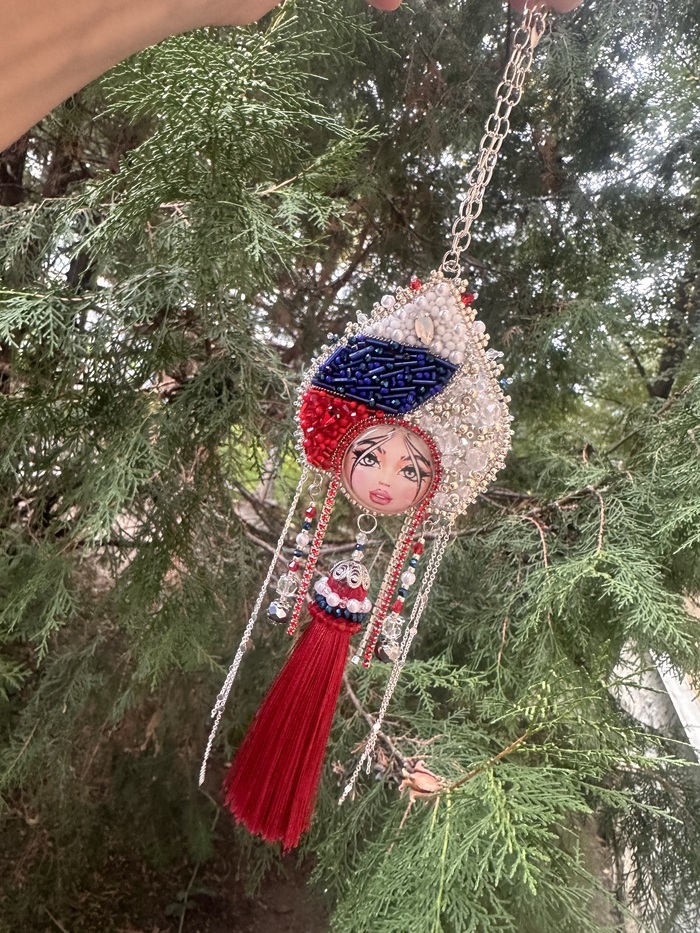 Решила попробовать что-то новое. Подвеска на зеркало авто.Вышивка с двух сторон. Осталось приобрести машину