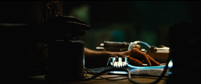 Видна трубка и провода. Вероятно для подачи водорода и электричества