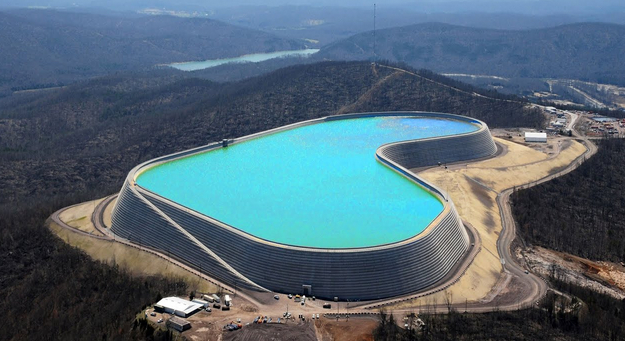 Пример гидроаккумулирующей станции на холме