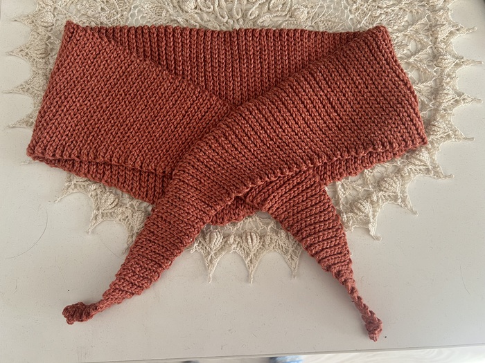 Связать шарфик за 4 серии любимого сериала? Легко! Бесплатное описание шарфика «Софи» крючком в технике «Поперечное вязание»