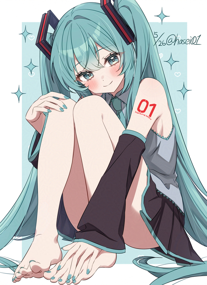 Сидит и улыбается