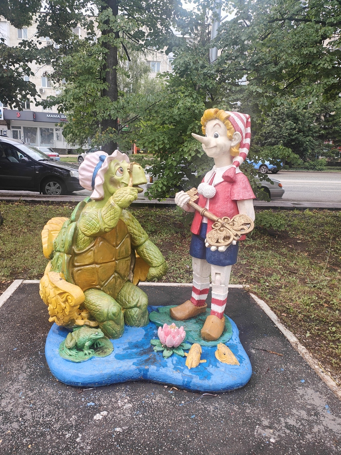 Скульптура находится в микрорайоне Дёма, город Уфа.