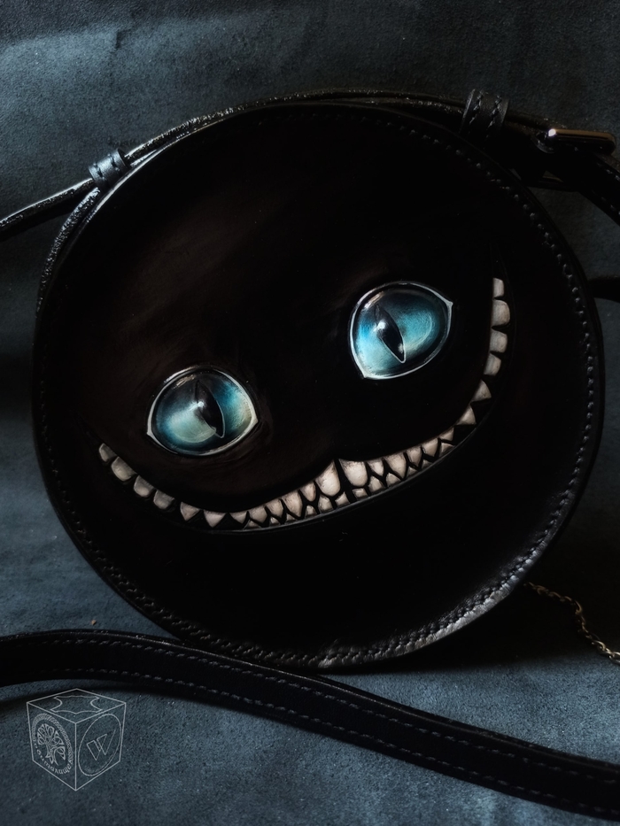 Тут от кота только глаза и улыбка. На то он и Чеширский.)