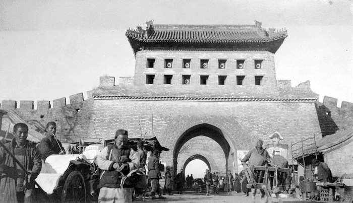 К концу XIX века запирать городские ворота Пекина было уже и не от кого и незачем