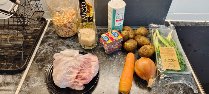 Куринные бёдра, сыр "Карат" для супов, морковь, лук, рис, картофель, масло, соль, зелень, набор кореньев для бульона. ( сливочное масло и черный перец в кадр не попали).