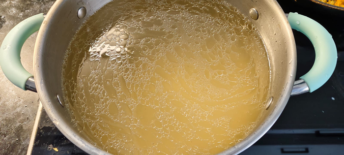 Кастрюлю ополаскиваю и вливаю бульон обратно