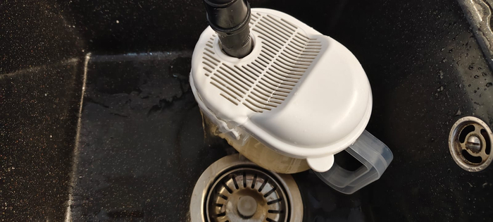 Промываю в рисомойке рис