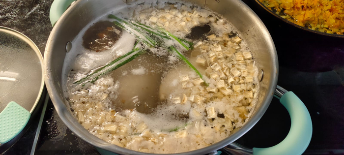 Как только пена перестает выходить всыпаю коренья и стебли зелени