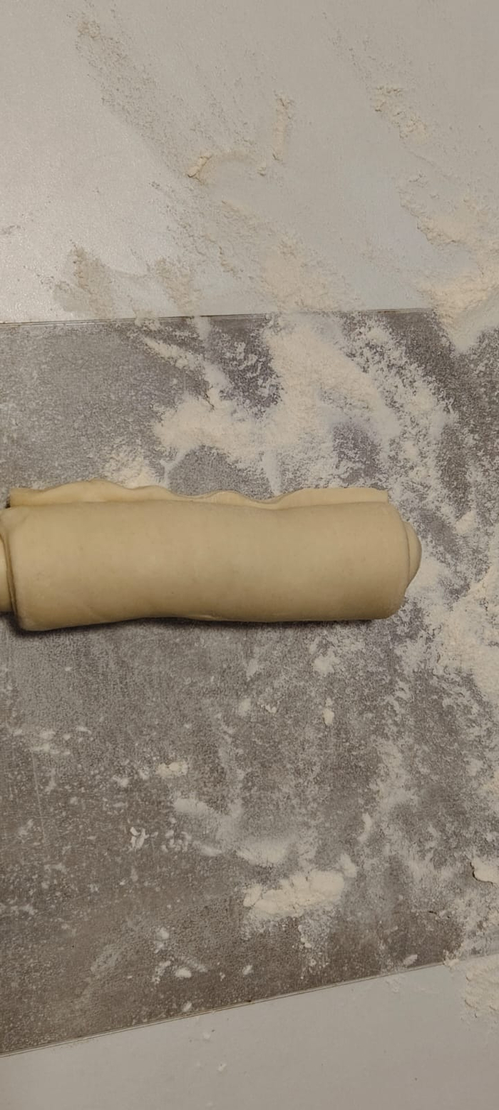 Присыпаю мукой стол. Тесто скатываю в рулон