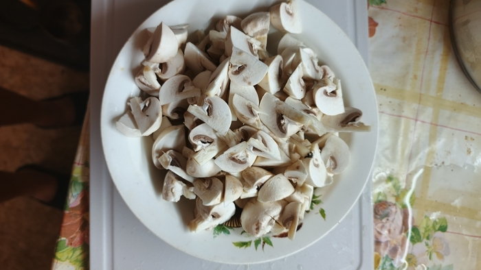 Шампиньоны осьмушками.