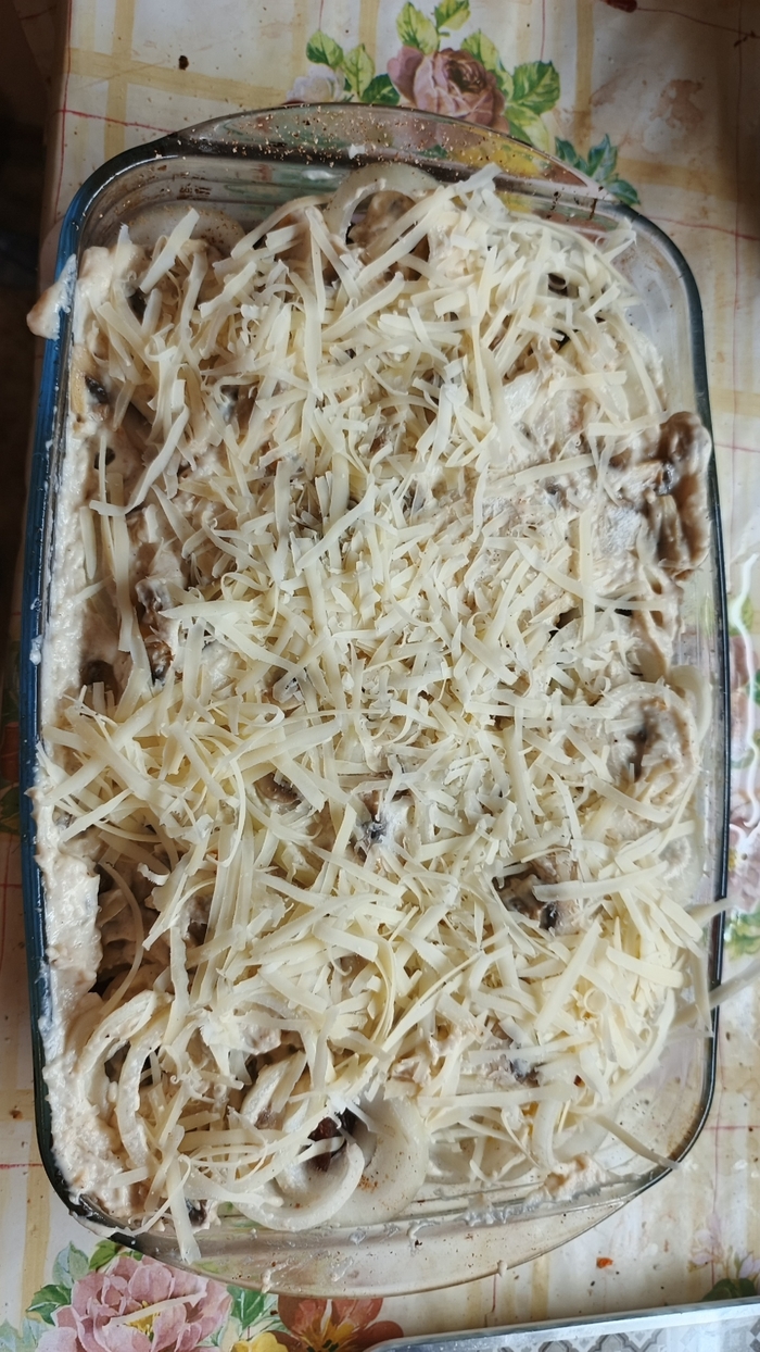 Пармезан поверх соуса.