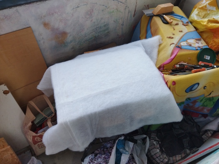 Клея хватило только на основную поверхность, но по бокам и не критично, утянется при обивке.