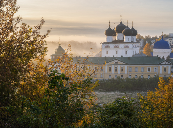 Трифонов монастырь в осеннем тумане