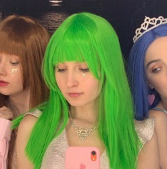 Зеленоволосую Мари Бизу Моя девушка сидела у меня на коленях, а я сидел на небольшом диванчике, обняв ее за талию.