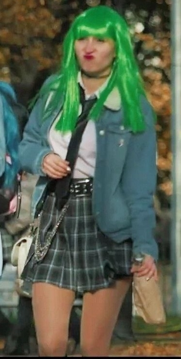 на крыше вместе со своими подружками Керой Смит и Мари Бизу