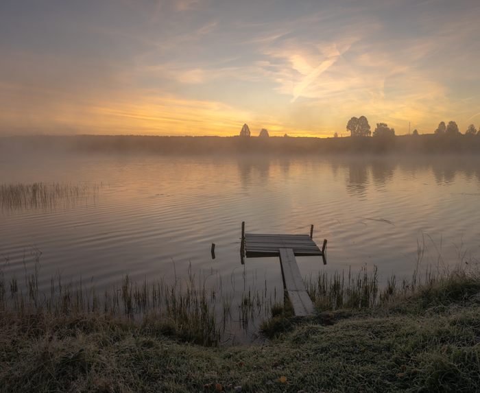 Яркий рассвет холодным осеним утром