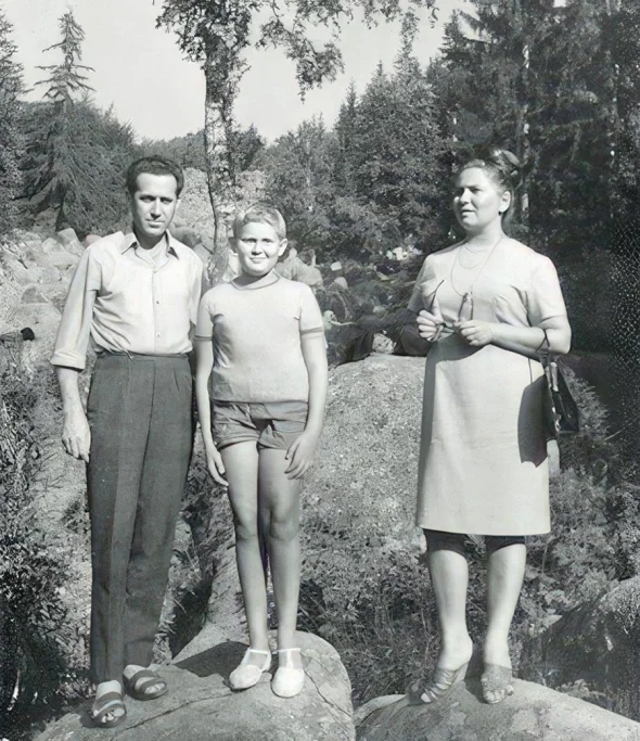 Юрий Стоянов с родителями. Юрий Стоянов с родителями.