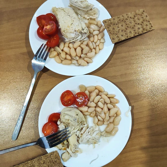 Отварная курица с фасолью и помидорами — быстрый домашний обед без лишнего.