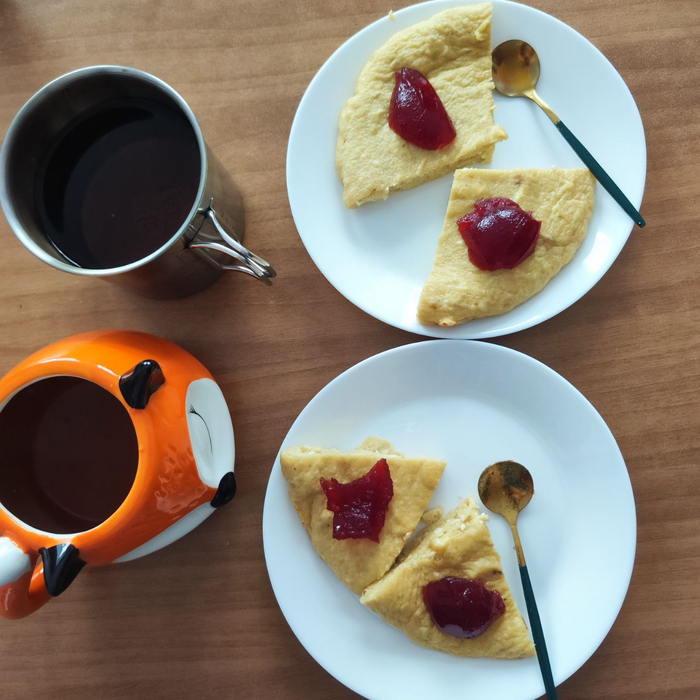 Творожная запеканка с бананом и смородиновым желе — идеальный завтрак выходного дня.