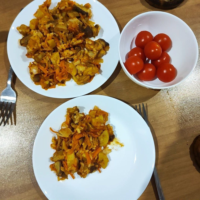 Белые грибы с овощами и рисом — ароматный ужин из летних запасов.