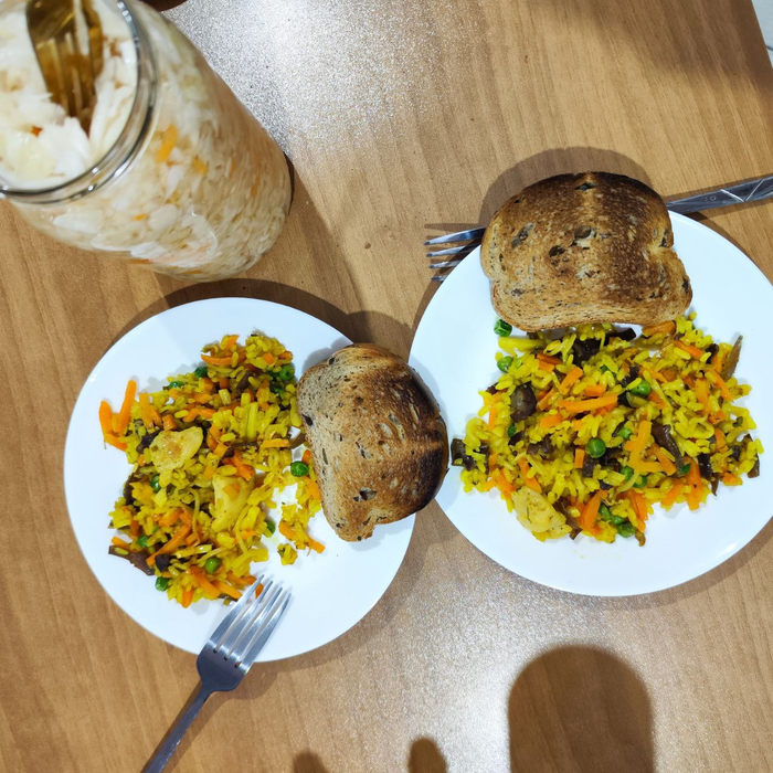 Овощная смесь на ужин — минимум усилий, максимум пользы. А в баночке квашеная капуста.