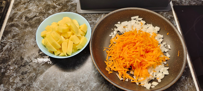 Пока бульон варится занимаюсь овощами. Картофель очищаю и нарезаю, лук нарезаю морковь натираю на терке. Отправлю обжариваться лук и морковь