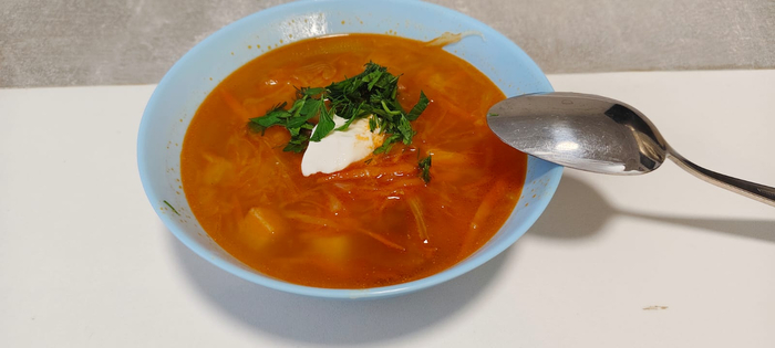 Разливаю по тарелкам. Добавляю сметану и зелень. Это вкусно!