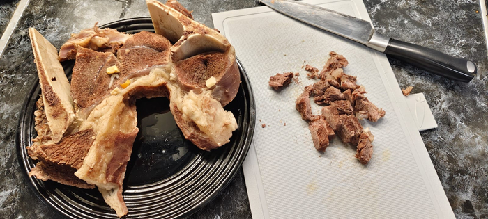 Мясо срезаю с костей и мелко рублю