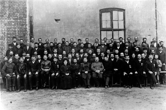 Рабочие и служащие сборочно-пулеметной мастерской Тульского оружейного завода. Фото 1912 года.