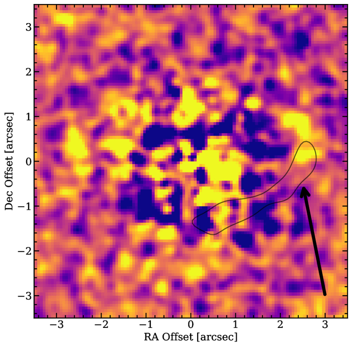 Сглаженные изображения остатков, полученные после моделирования и вычитания диска в фильтрах F444W и F200W, указывают на асимметрию светимости диска в западной его части, что подтверждается контуром 2×10−4 Jy/beam из данных ALMA.