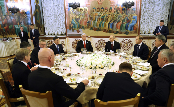 Фото: <!--noindex--><a href="https://pikabu.ru/story/prokremlevskiy_informatsionnyiy_puzyir_mefodiya__1841084_13391735?u=http%3A%2F%2FKremlin.ru&t=Kremlin.ru&h=6318fb33c03e2ae088d7aa784b96919a27b2509a" title="http://Kremlin.ru" target="_blank" rel="nofollow noopener">Kremlin.ru</a><!--/noindex--> Государственный обед от имени Президента России в честь Президента Казахстана Касым-Жомарта Токаева.