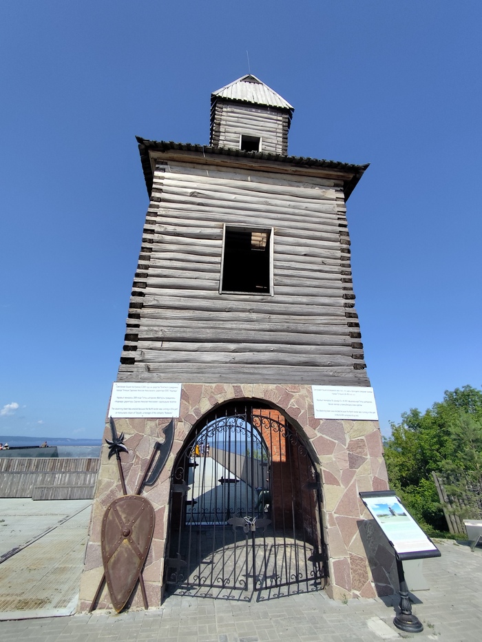 Башня, конечно, новострой, но отражает историчность сего места