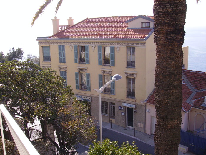 В этой гостинице я жил две недели..поселил сюда хозяин дома напротив где я менял электропроводку.Вначале я не замечал клопов ,простыни меняли каждый день и чем то прыскали. Но однажды ночью я услышал шум в соседнем номере там тетя кричала и так громко .