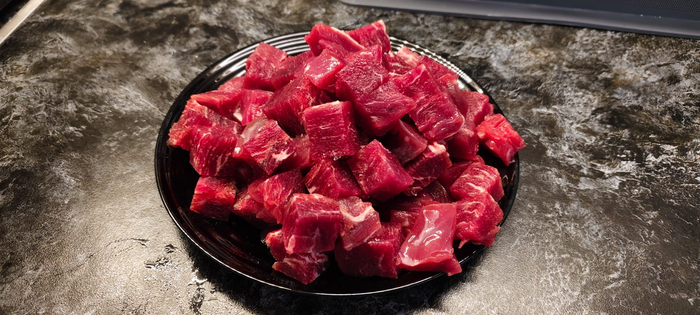 Мясо нарезаю кубиком.