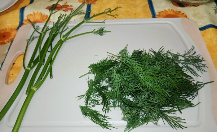 Укроп. убираем бревна. Они пойдут в морозилку на бульон