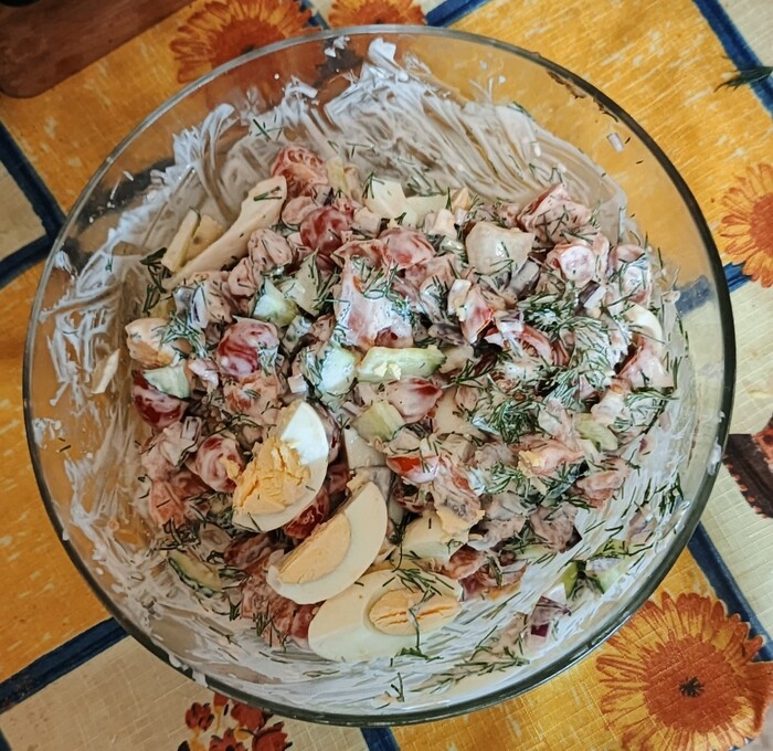 Потом яйца Можно не перемешивать, а использовать в качестве украшения.