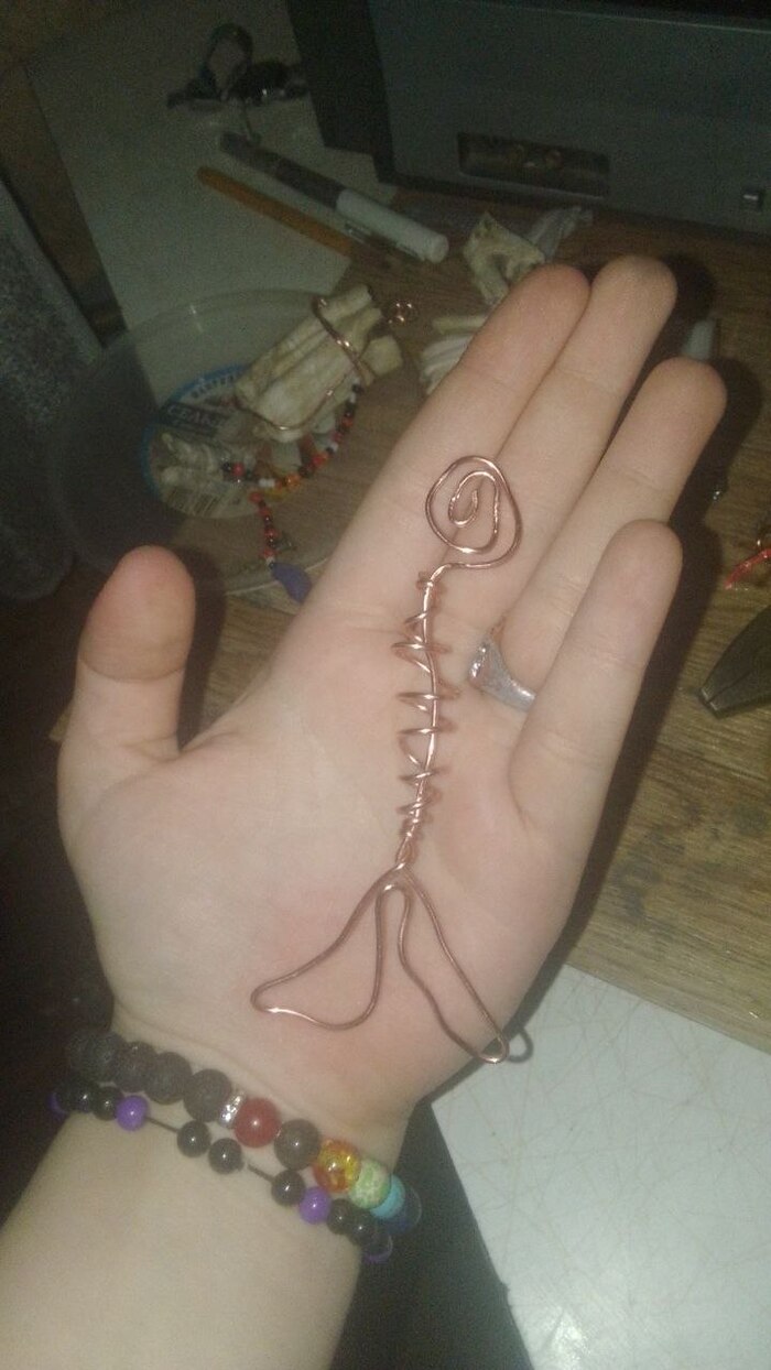 это было свернуто из провода(медный провод который я нашла оголила и свернула рыбку)