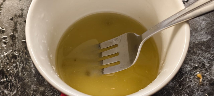 В салатную заправку добавляю лимонный сок, соль и сахар. Перемешиваю до однородности. Вместо заправки можно использовать просто масло, желательно оливковое