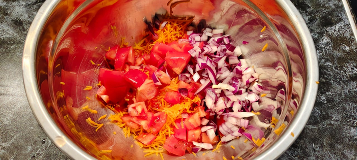 Нарезаю лук и томаты кубиком