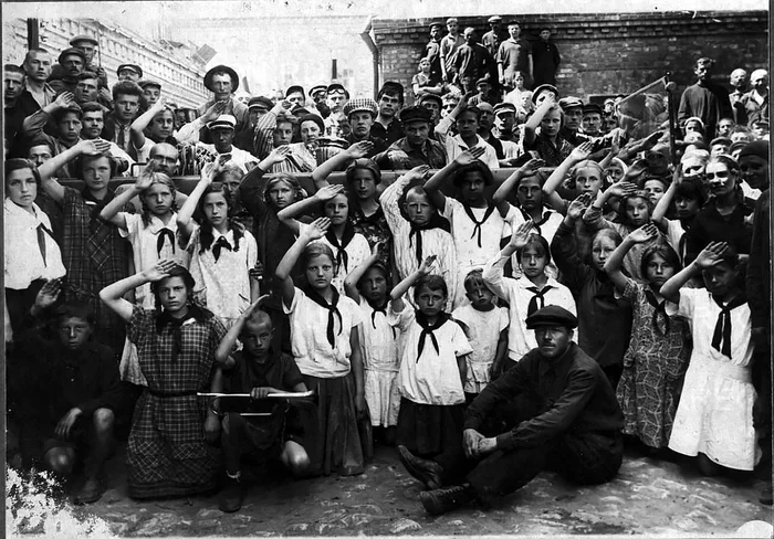 Делегация немецких пионеров на фабрике им. В.И. Ленина в Туле (групповой портрет). ГА ТО, Ф. Р-3097 Ф Оп. 1 Д. 446