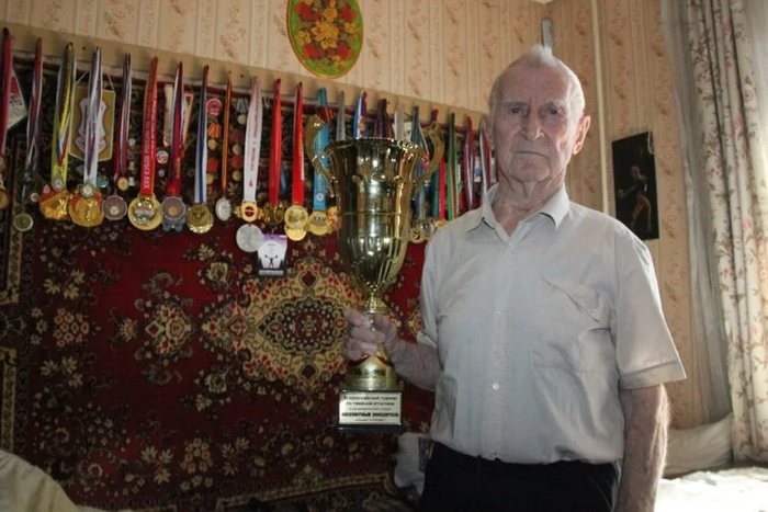 93-летний житель Ульяновска выиграл соревнования по тяжелой атлетике