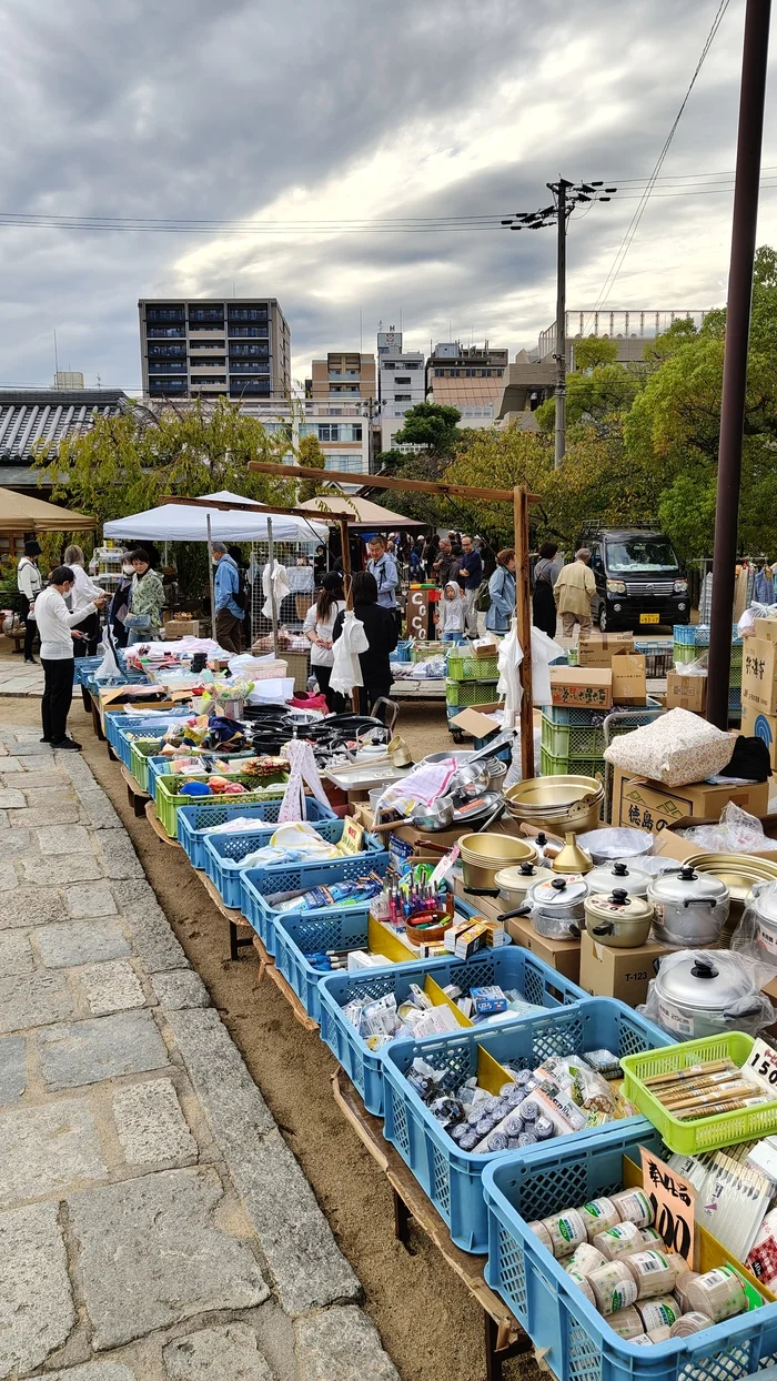 Посуду кухонную продают, химию и принадлежности для кухни. 