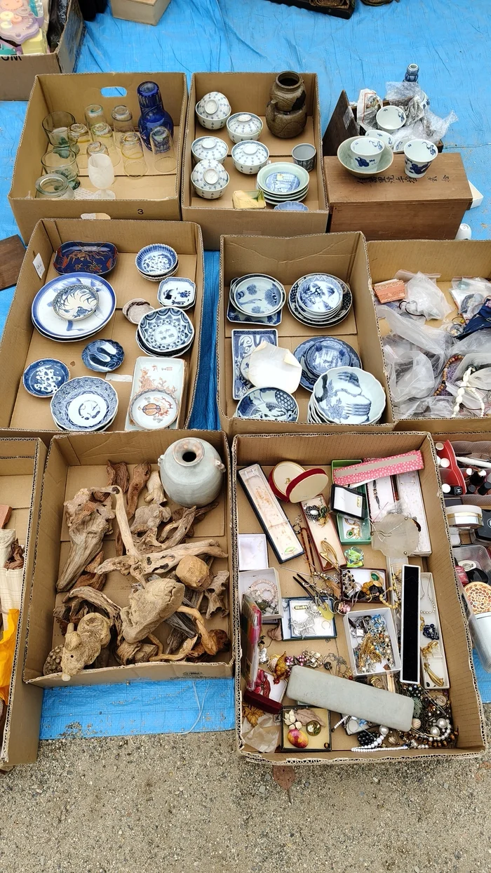 Посуды и интерьерных вещей много. Коряги скорее всего для аквариумов?