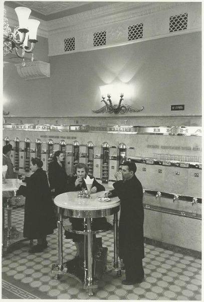 Закусочная-автомат № 9 на Лубянке, Фото: Семен Мишин-Моргенштерн, 1955 год, г. Москва