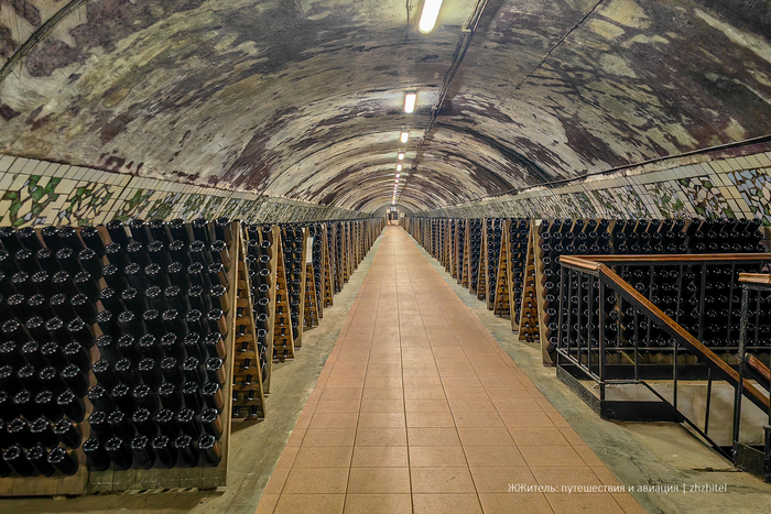 Эти тоннели прорубили метростроевцы в советские годы с 1938 по 1982 год. Рекомендую сходить на экскурсию