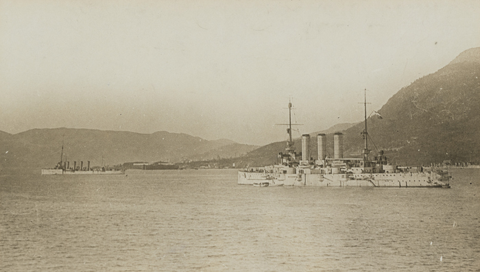 Капитуляция флота Австро-Венгрии в Каттаро. На переднем плане броненосец Erzherzog Karl, позади виден лёгкий крейсер Novara