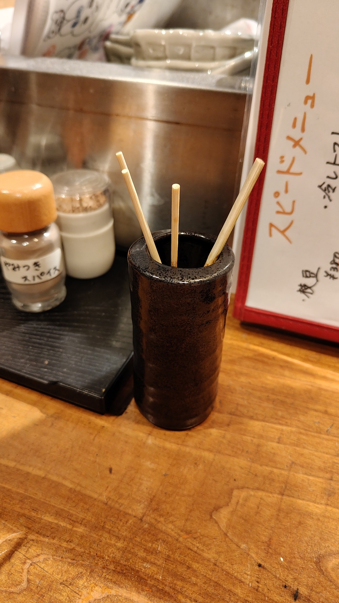 Есть стаканчик под шашлычные палочки. Под конец решил заказать в слепую без перевода и не прогадал...)